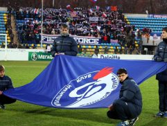 Подростки держут флаг Факела Воронеж